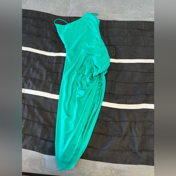 Revolve: EVA TWISTED SLIT DRESS IN GREEN
superdown - Picture 3 of 3